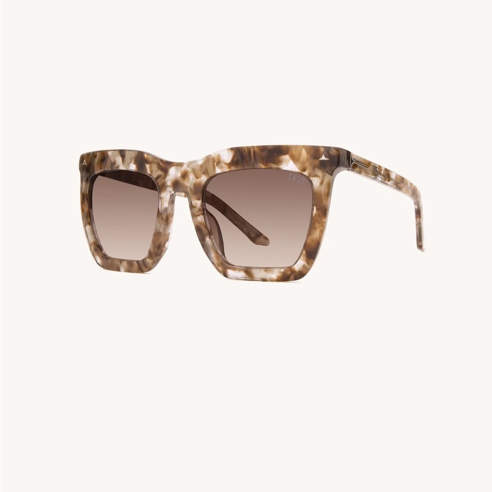NWOT Dezi Fallback Sunglasses in Alluded Nude/Smoke Gradient